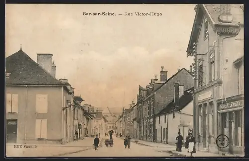 AK Bar-sur-Seine, Rue Victor-Hugo avec passants et bâtiments historiques