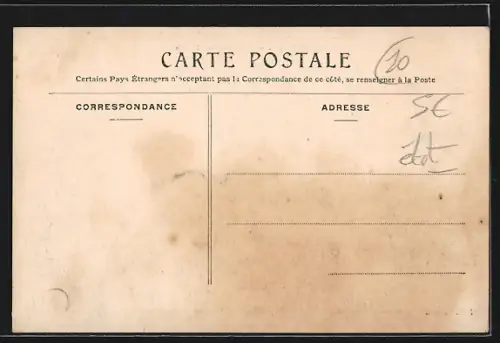 AK Bar-sur-Seine, Rue Victor-Hugo avec passants et bâtiments historiques