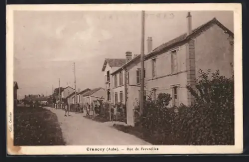 AK Crancey /Aube, Rue de Faverolles avec maisons alignées et végétation