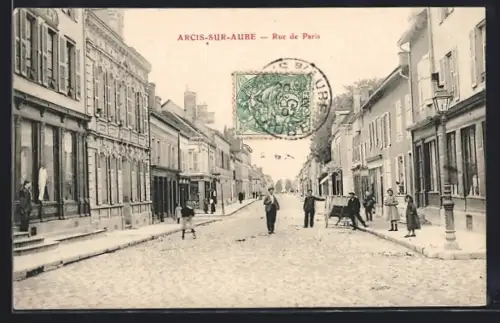 AK Arcis-sur-Aube, Rue de Paris avec passants et bâtiments historiques