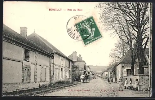 AK Bouilly, Rue du Bois avec maisons et passants