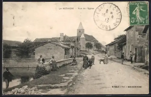 AK La Rothière, Rue de l`Église avec villageois et église en arrière-plan