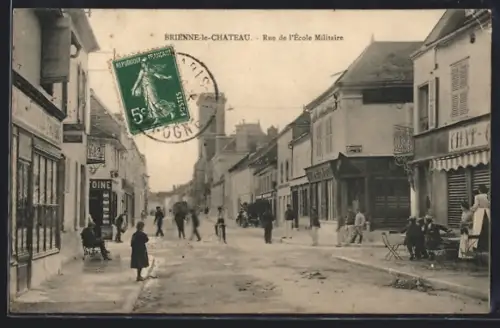 AK Brienne-le-Château, Rue de l`École Militaire animée avec passants et boutiques