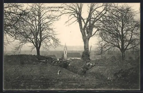 AK Dannemarie /Alsace, Soldats en tranchée devant le clocher du village