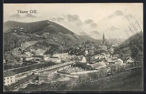 AK Thann /O. E., Vue panoramique de la ville et des collines environnantes