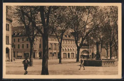 AK Munster, Place du Marché avec arbres et passants