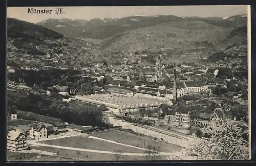 AK Münster i. E., Vue panoramique de la ville entourée de montagnes