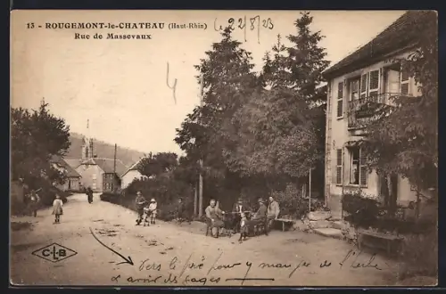AK Rougemont-le-Chateau /Haut-Rhin, Rue de Massevaux avec villageois assis sous les arbres
