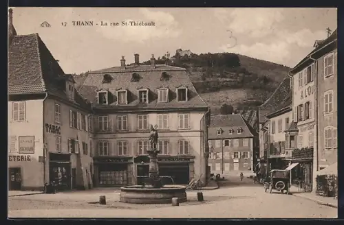 AK Thann, La rue St. Thiébault avec fontaine et bâtiments historiques