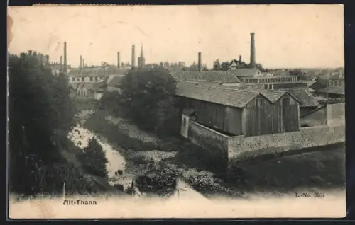 AK Alt-Thann, Vue des usines avec cheminée et ruisseau traversant le paysage industriel