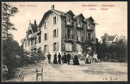 AK Trois-Épis, Vue de l`Hôtel Bellevue avec des personnes devant l`entrée
