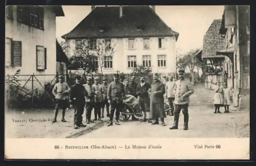 AK Retzwiller /Hte-Alsace, La Maison d`école avec des soldats et des enfants devant l`établissement