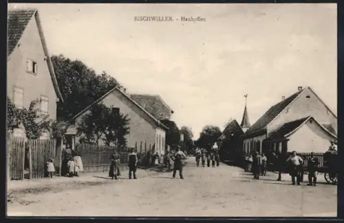 AK Bischwiller /Hanhoffen, Scène de rue animée avec maisons et passants