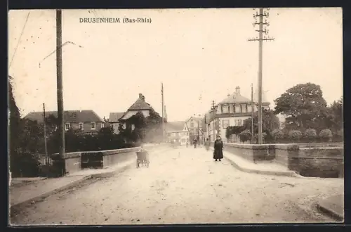 AK Drusenheim /Bas-Rhin, Vue du pont avec passants et bâtiments en arrière-plan