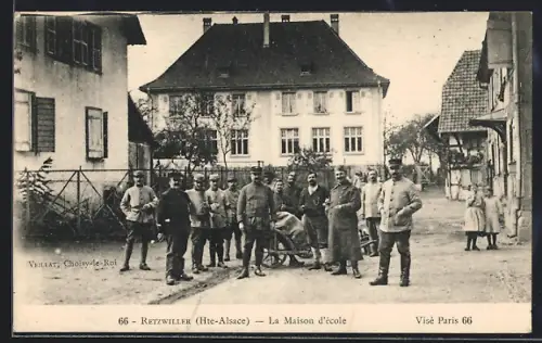AK Retzwiller /Hte-Alsace, La Maison d`école avec des soldats devant