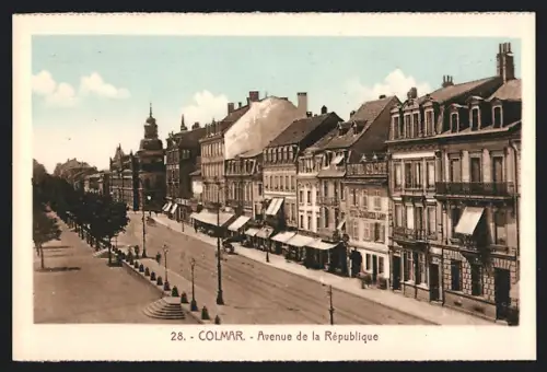 AK Colmar, Avenue de la République avec bâtiments historiques et arbres alignés