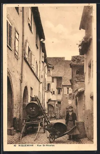 AK Riquewihr, Rue St-Nicolas avec homme et tonneau dans une ruelle pittoresque