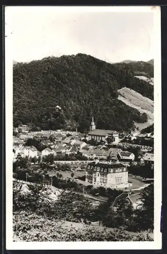 AK Sankt-Kreuz, Vue sur le village entouré de collines boisées et bâtiments historiques