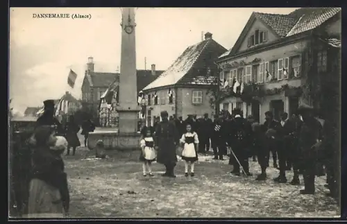 AK Dannemarie /Alsace, Scène de rue animée avec monument et maisons décorées de drapeaux