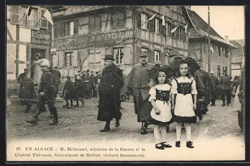 AK Dannemarie, M. Millerand et le Général Thévenet visitent le village avec des enfants en costume traditionnel