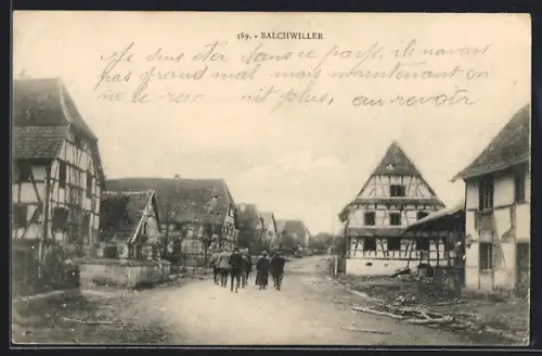 AK Balchwiller, Rue du village avec maisons à colombages et habitants en promenade