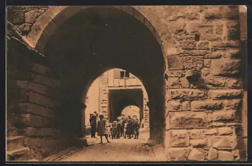 AK Reichenweier, Oberer Eingang zur Stadt mit Menschen im Torbogen