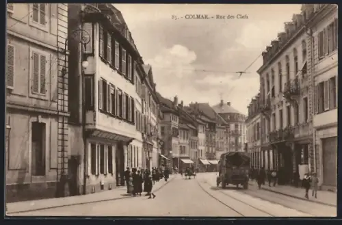 AK Colmar, Rue des Clefs animée avec passants