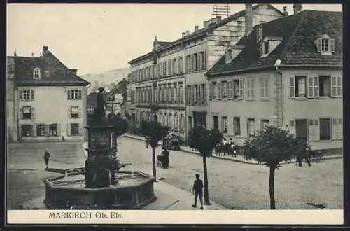 AK Markirch /Ob. Els., Vue de la place centrale avec fontaine et bâtiments historiques
