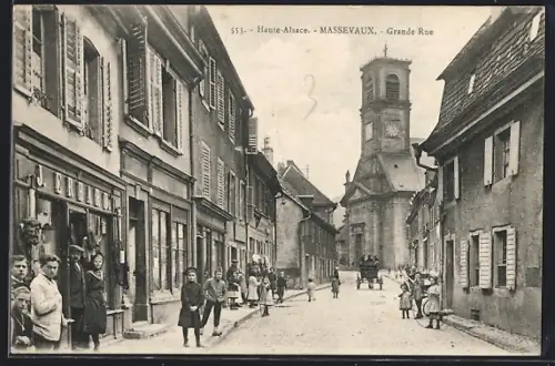 AK Massevaux /Haute-Alsace, Grande Rue avec église et habitants sur la voie