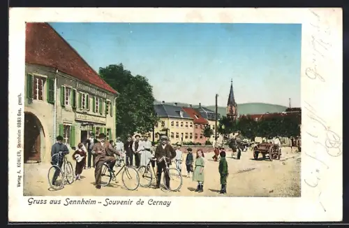 AK Cernay, Scène de rue animée avec cyclistes et église en arrière-plan