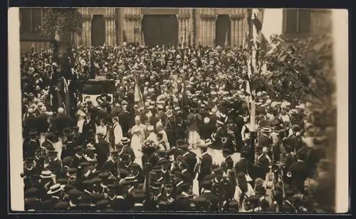 Foto-AK Mülhausen, Foule rassemblée devant une cathédrale pour une cérémonie solennelle