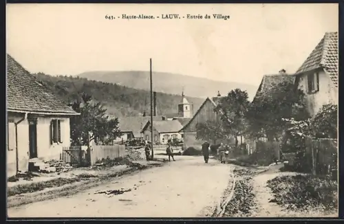 AK Lauw /Haute-Alsace, Entrée du village avec maisons et collines en arrière-plan