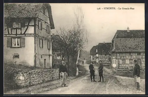 AK Strueth, La Grande Rue avec maisons traditionnelles et habitants