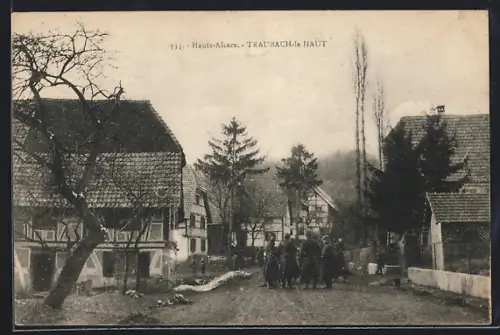 AK Traubach-le-Haut /Haute-Alsace, Vue du village avec maisons traditionnelles et habitants sur la route