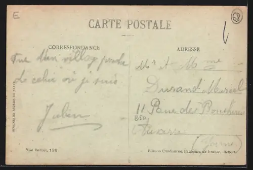 AK Traubach-le-Haut /Haute-Alsace, Vue du village avec maisons traditionnelles et habitants sur la route