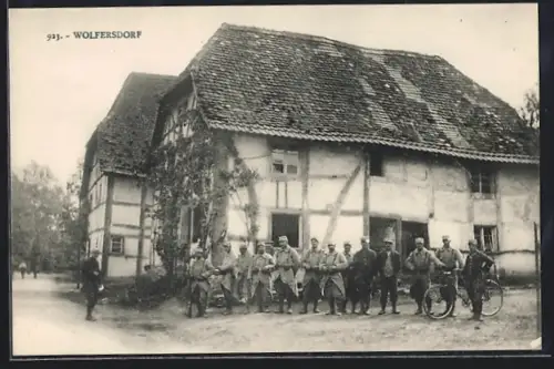 AK Wolfersdorf, Soldats devant une maison à colombages