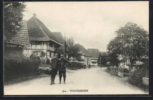 AK Wolfersdorf, Rue du village avec maisons à colombages et deux hommes posant