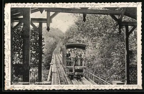 AK Wiesbaden, Nerobergbahn mit Zugführer u. Fahrgästen vor einer Station