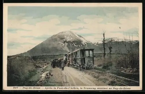 AK Puy-de-Dome, Après la Font-de-l`Arbre, le Tramway montant au Puy-de-Dome, Bergbahn