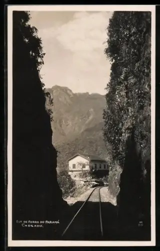 AK Serra do Cadeado, Bahnstrecke mit Haus vor Bergkulisse