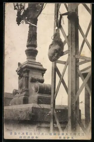 AK Abgetrennter Kopf hängt an einem Gestell