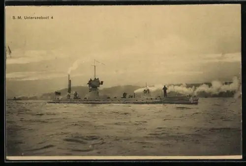 AK U-Boot U4 vor einer hügeligen Küste