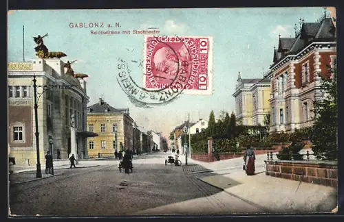 AK Gablonz a. N., Reichsstrasse mit Stadttheater