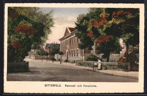 AK Bitterfeld, Strasse Ratswall mit Vorschule