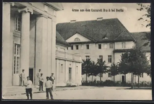 AK Berlin-Buch, Lazarett, Verwundete Soldaten am Eingang
