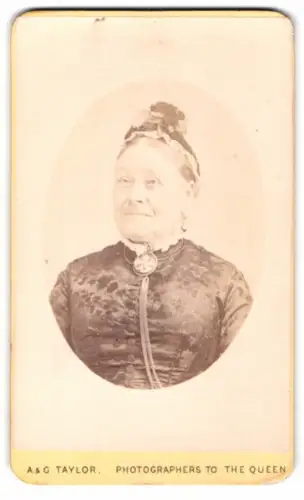 Fotografie A&G Taylor, London, Queen Victoria St. 70, Porträt einer älteren Dame