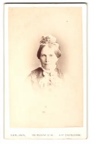 Fotografie G. & R. Lavis, Eastbourne, Regent St 135, Porträt einer Dame