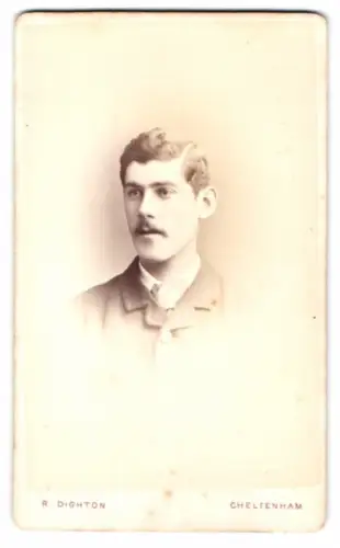 Fotografie R. Dighton, Cheltenham, Porträt eines Mannes