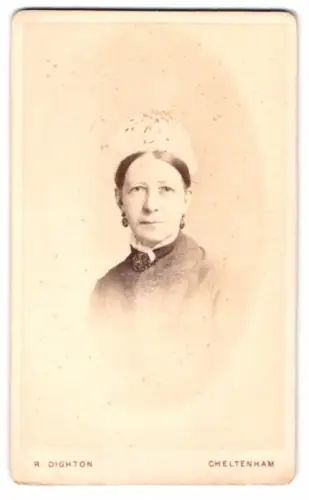 Fotografie R. Dighton, Cheltenham, Porträt einer Dame mit Hut