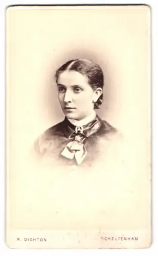 Fotografie R. Dighton, Cheltenham, Porträt einer Dame
